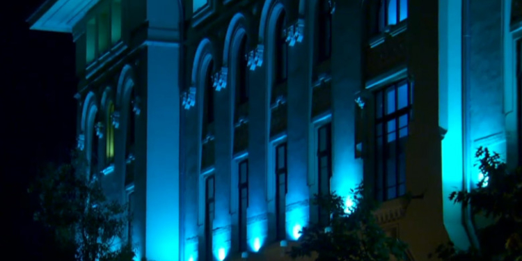 În timp ce unele țări fac economie la curent, instituțiile României țin lumina aprinsă noaptea. „Fac parte din generația Flower Power”