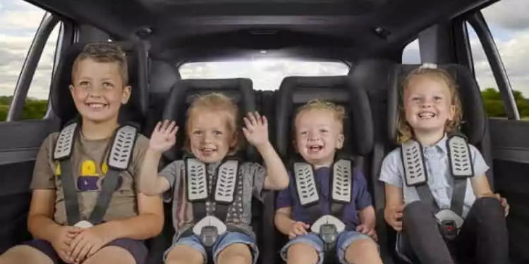 Siguranța copiilor în mașină, o prioritate. Poliția desfășoară o campanie de conștientizare privind scaunele speciale