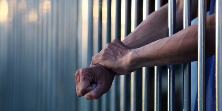 Director din Ministerul Educației arestat pentru mită. Și-ar fi cumpărat case și mașini de lux și și-ar fi făcut un puț în curte