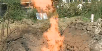 Un bărbat din Dolj care săpa un puț a dat peste o pungă de gaze. Focul arde de câteva zile în curtea sa