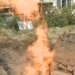 Un bărbat din Dolj care săpa un puț a dat peste o pungă de gaze. Focul arde de câteva zile în curtea sa