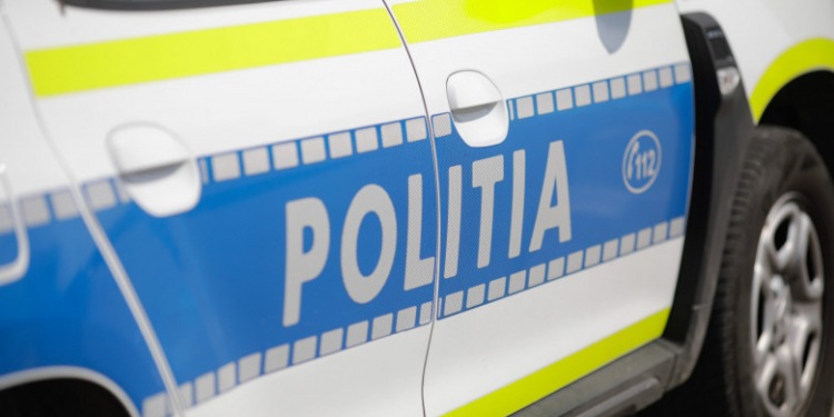 Fata de 17 ani care a bătut și umilit o colegă și tătăl ei care a filmat bătaia au fost reținuți de poliție