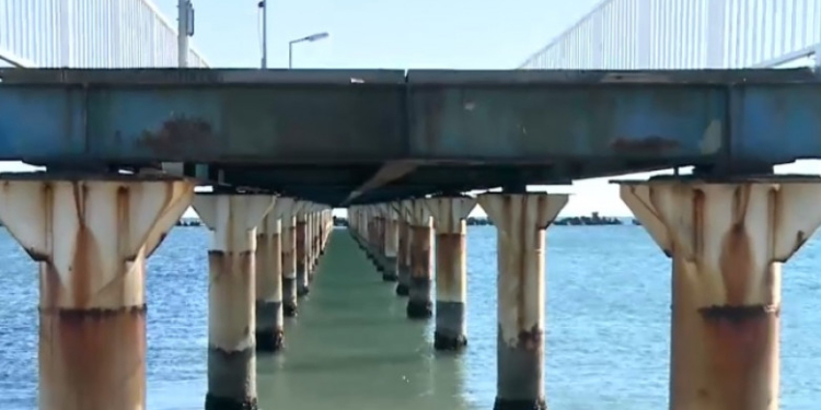 Cele două pasarele de pe plaja din Mamaia sunt demontate. Primăria a constatat că e mai ieftin decât să le repare