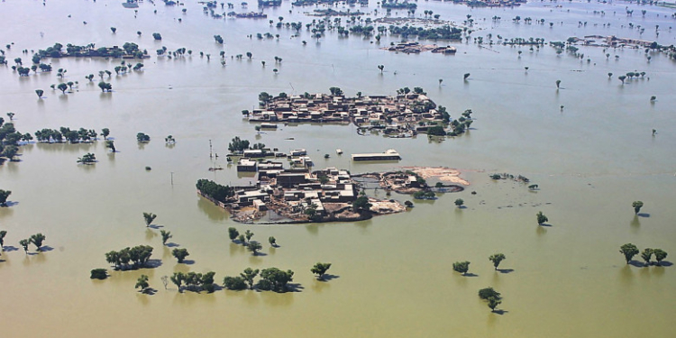 Inundațiile istorice din Pakistan au transformat sute de sate în insule cu mii de locuitori „naufragiați”