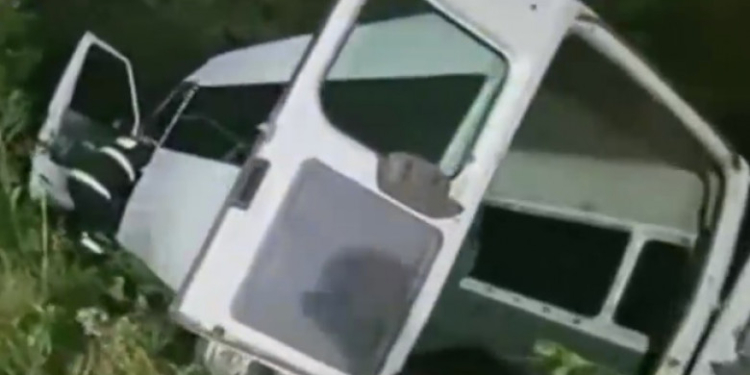 Un microbuz s-a răsturnat într-un șanț în Brașov, șase copii au fost răniți