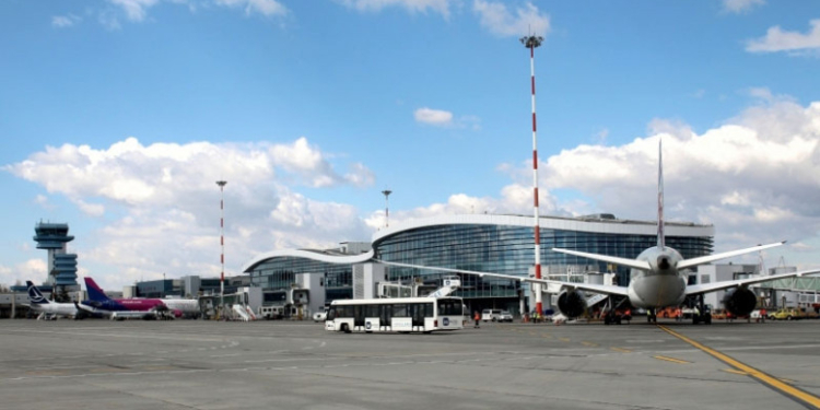 Un avion a aterizat de urgență pe Aeroportul Otopeni, după ce un pasager a făcut infarct