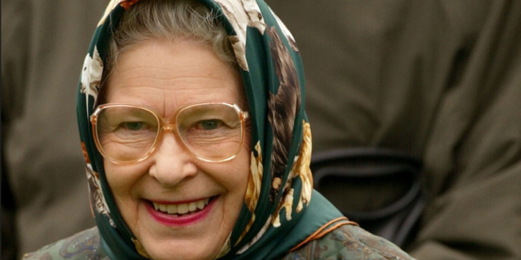 Momentul amuzant când Regina Elisabeta s-a întâlnit cu doi turiști americani care nu au recunoscut-o, povestit de garda ei de corp