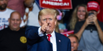 Trump l-a numit pe Biden „dușmanul statului” la primul său miting după percheziția de la Mar-a-Lago