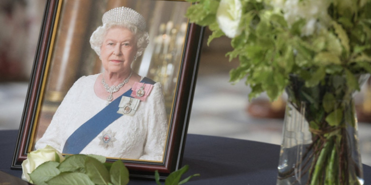 Klaus Iohannis semnează astăzi în cartea de condoleanţe deschisă după moartea Reginei Elisabeta a II-a