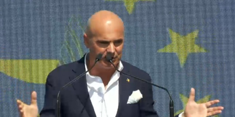 Rareș Bogdan: Nu mâncați făină de gândaci. Nu opriți apa când vă spălați pe dinți