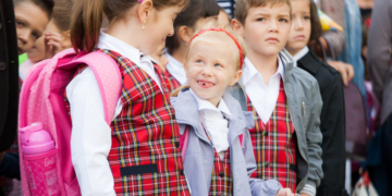 Școala începe cu reguli noi. Schimbările din anul școlar 2022-2023: dispar tezele, semestrele, apar 5 vacanțe și alt sistem pentru note