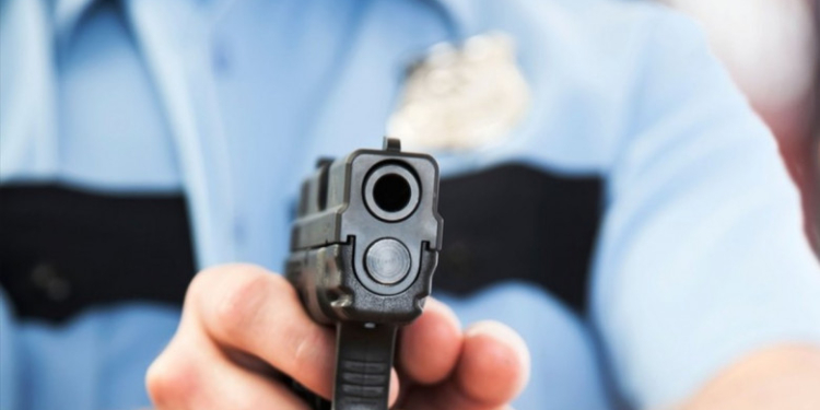 Un bărbat din Dolj a fost împușcat de polițiștii pe care a încercat să-i atace cu o sapă