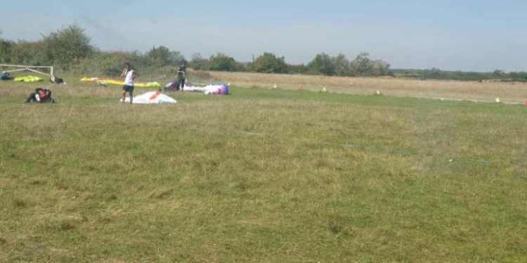 O sportivă din Serbia care participa la un concurs de zbor cu parapanta la Cisnădie a căzut de la 15 metri înălțime