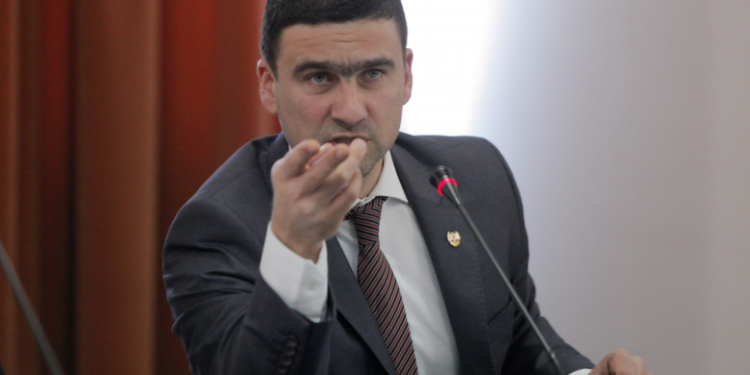 Fost senator PNL, acuzat că s-ar fi branșat ilegal la curent. Boboc sugerează o răzbunare a colegilor din PNL, PSD cere explicații