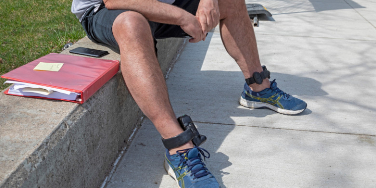 Primul român monitorizat la domiciliu cu brățară electronică a încercat să-și taie brățara și să fugă de acasă