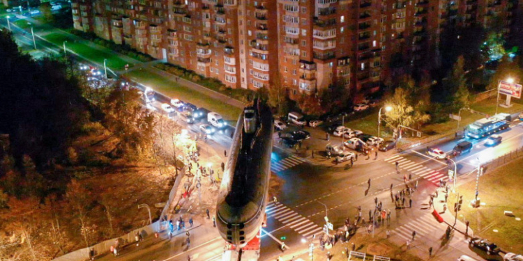 Primul submarin nuclear al Rusiei a fost transportat pe uscat la muzeul maritim din Kronstadt