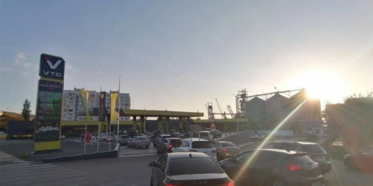 Rușii încearcă să fugă în disperare din Crimeea. Cozi uriașe s-au format la benzinării, după explozia de la podul Kerci