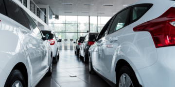Un bărbat angajat la o reprezentanţă auto a înşelat 8 clienţi. Aceştia i-au virat în contul personal aproape 900.000 de lei