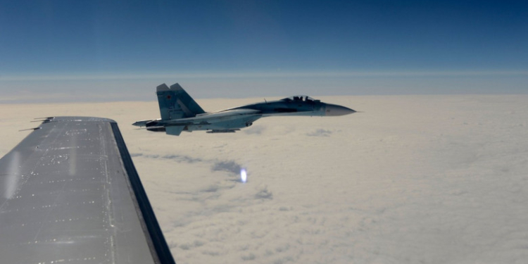 Incident deasupra Mării Negre. Un avion de luptă rusesc a lansat o rachetă în apropierea unei aeronave britanice