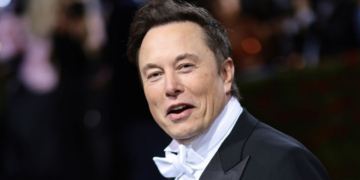 A fost sau n-a fost? Primarul Branului: „Nu știu dacă Elon Musk a fost la petrecere pentru că cei prezenți aveau măști”