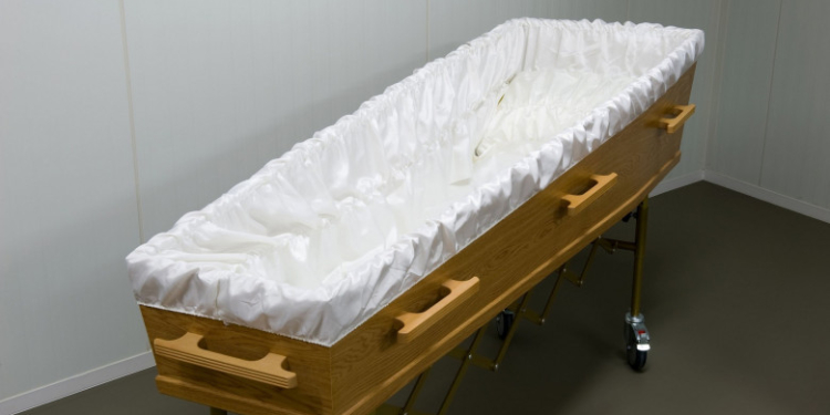 Caz șocant în Vaslui. Corpul unui bărbat mort a fost ridicat de procurori direct din sicriu