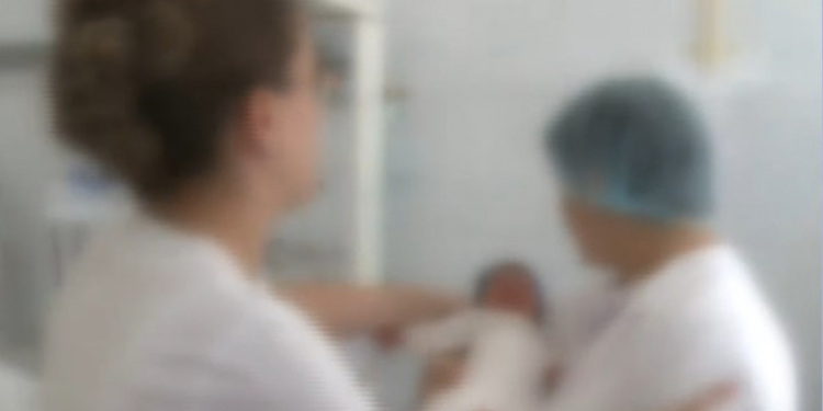 Un medic de la Maternitatea Polizu a fost pus sub acuzare pentru tentativă de omor, după ce a declarat mort un bebeluș născut prematur