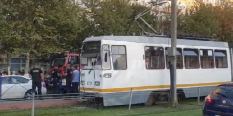 Două tramvaie s-au ciocnit în București. Trei persoane au avut nevoie de îngrijiri medicale