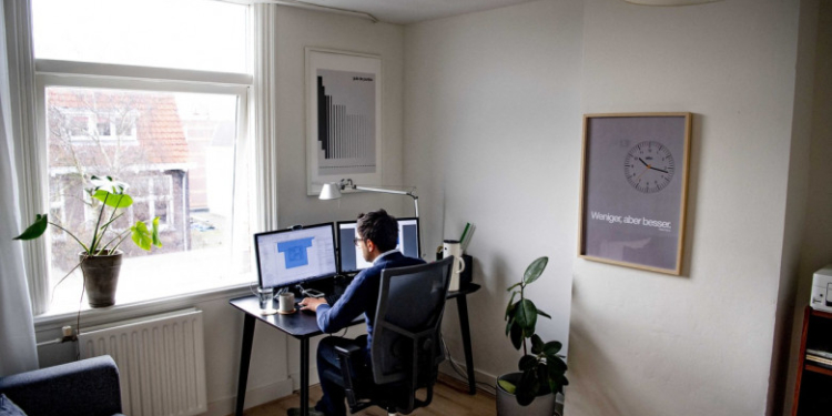 Bugetarii pot lucra în telemuncă cinci zile pe lună