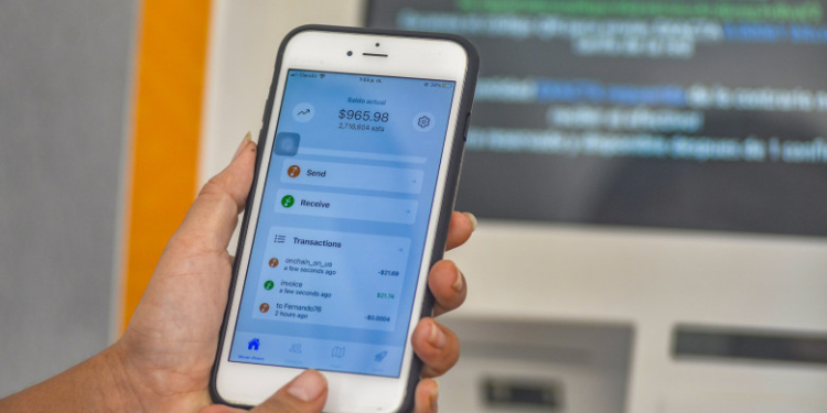 Rețea de skimmeri români, descoperită de DIICOT. Hoții furau datele cardurilor bancare ale victimelor cu ajutorul telefoanelor mobile