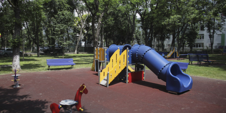 Protecția consumatorilor vrea să închidă timp de un an locurile de joacă din 6 parcuri din București