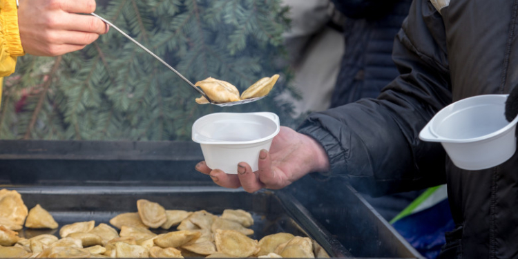 Alocaţia de hrană pentru beneficiarii serviciilor sociale acordate de echipele mobile creşte de la 6 lei la 10 lei pe zi