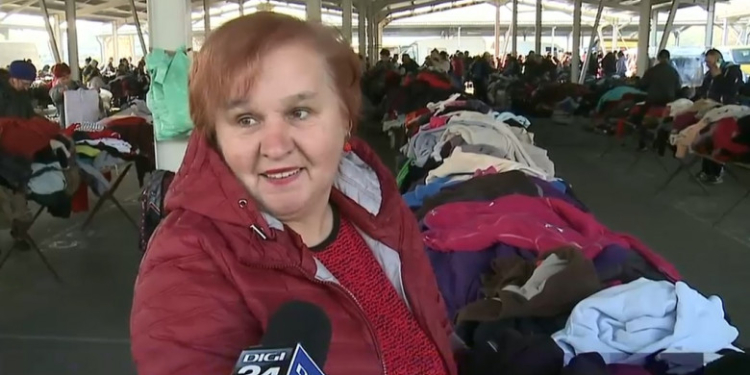 Sărăcia îi împinge pe români să ardă deșeuri periculoase și să ia cu asalt piețele de vechituri