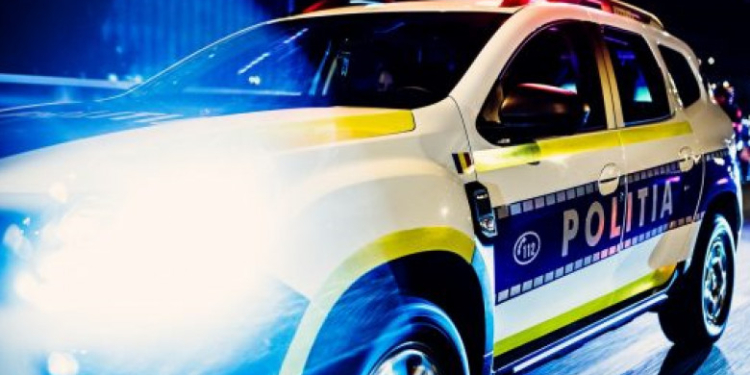 Un șofer beat a furat o mașină de poliție și apoi a început să oprească alți șoferi în trafic