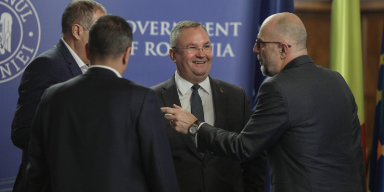 Ciucă a stins jumătate dintre becurile din birou. Bode spune că la MAI va trimite angajații acasă la ora 18 ca să facă economie