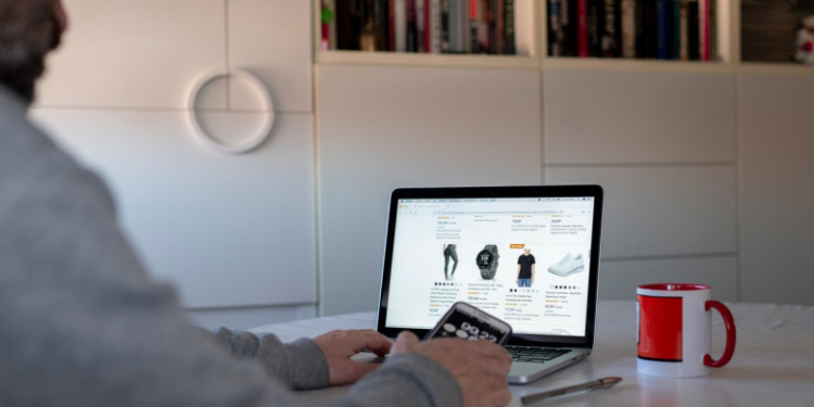 Două persoane din București au comandat haine de 385.000 de lei apoi au cerut retur și trimis înapoi zdrențe