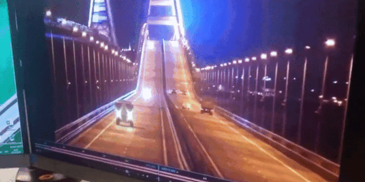 Momentul în care podul strategic al lui Putin care leagă Crimeea de Rusia sare în aer