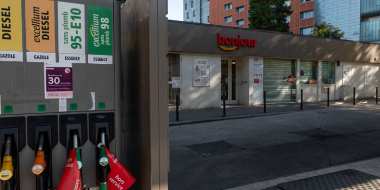 Criză la benzinăriile din Franța. Șoferii nu mai găsesc nimic la pompe