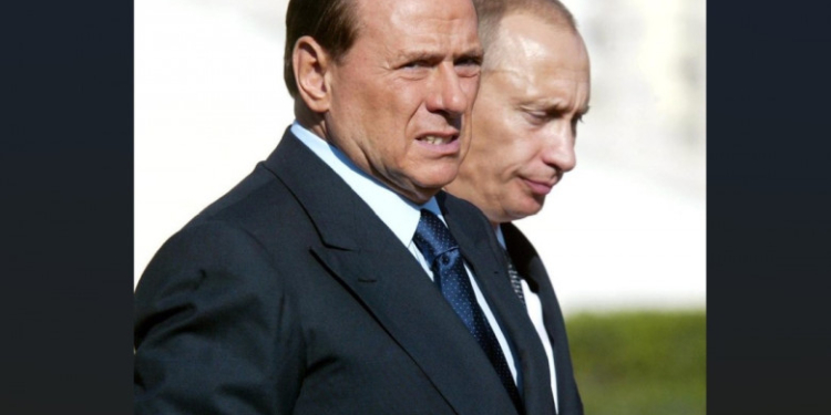 Cele 20 de sticle de vodcă primite de Berlusconi de la Putin încalcă sancțiunile UE împotriva Rusiei