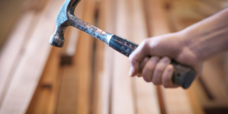 Un elev de clasa a VI-a a fost arestat pentru tentativă de omor după ce a lovit o femeie cu un ciocan în cap