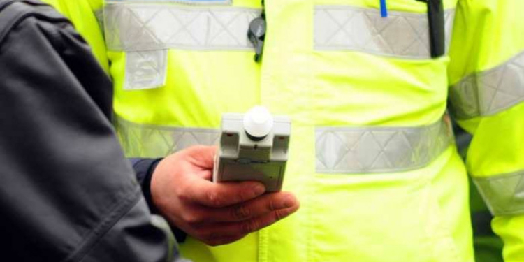 Un șofer din Bacău a fost prins la volan cu o alcoolemie de 3 la mie