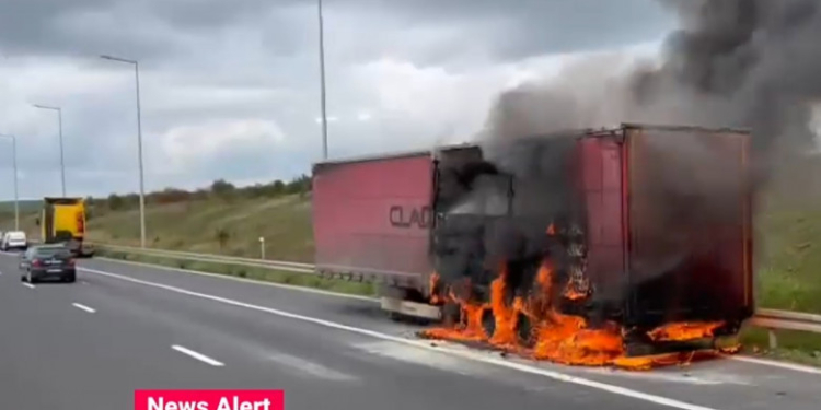 Un TIR a luat foc pe autostradă, după ce i-au explodat cauciucurile