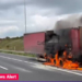 Un TIR a luat foc pe autostradă, după ce i-au explodat cauciucurile