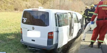 Un microbuz cu nouă persoane la bord, dintre care 7 copii, s-a răsturnat într-un şanţ la ieşire din Sighişoara