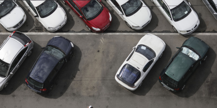 Mașinile parcate pe trotuare vor putea fi ridicate de Poliția Rutieră