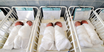 Guvernul vrea să crească natalitatea. Ciucă: Venim cu soluţii astfel încât să putem să asigurăm condiţiile necesare