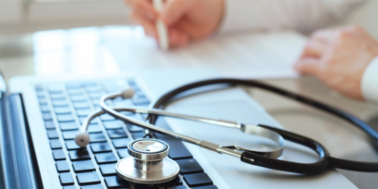 Pacienți primiți la lumina lanternei. Un medic a renunțat la becuri, ca să facă economie la curent