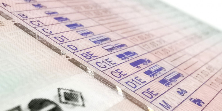 Un bărbat și-a cumpărat un permis de conducere fals cu 1.500 de euro. A fost prins 2 săptămâni mai târziu, în Vama Petea