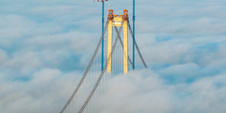 Imagini spectaculoase surprinse la podul de la Brăila. Dunărea este acoperită de nori de aburi
