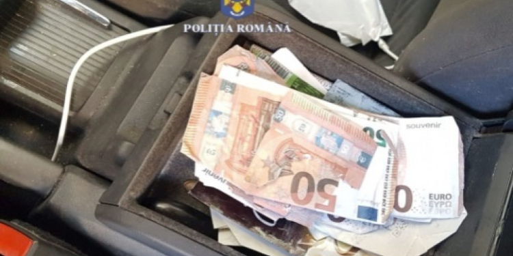 „Fabrică” de bancnote false descoperită la Oradea. Peste 220.000 de euro, scoși la imprimantă