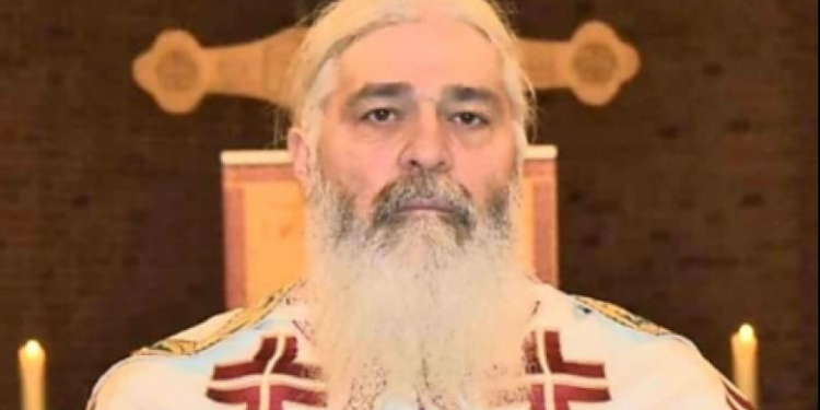 Preotul Calistrat, filmat când lovește o femeie, nu mai are voie să țină slujbe până la finalizarea anchetei